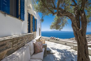 Front of property - Peftasteri Villa (Tinos)