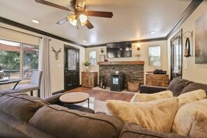 TV, fireplace