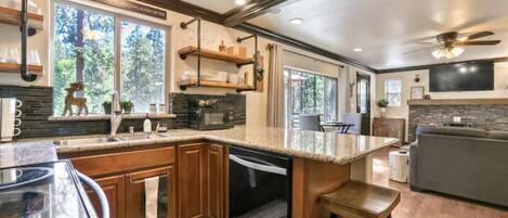 Frigorifero, microonde, forno, piano cottura