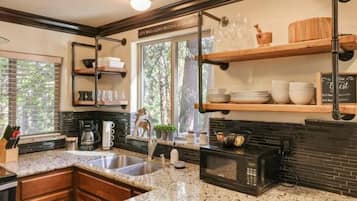 Kylskåp, mikrovågsugn, ugn och spishäll