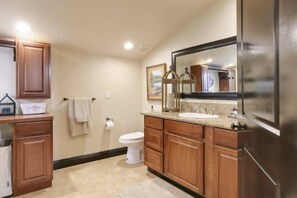 Hair dryer, towels, soap, shampoo - Hibernation Station ~ Walkable, Warm + Well-Loved (Shaver Lake)
