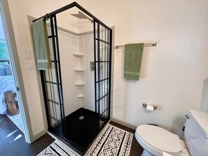 Douche, sèche-cheveux, serviettes fournies