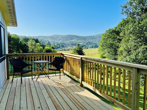 Silo Rose - Modern Cabin, Creekside, Foosball, Games, Firepit, 3 Suites, Dog Friendly