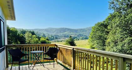 Silo Rose - Modern Cabin, Creekside, Foosball, Games, Firepit, 3 Suites, Dog Friendly
