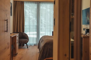 Twin Room | In-room safe, free WiFi, bed sheets
