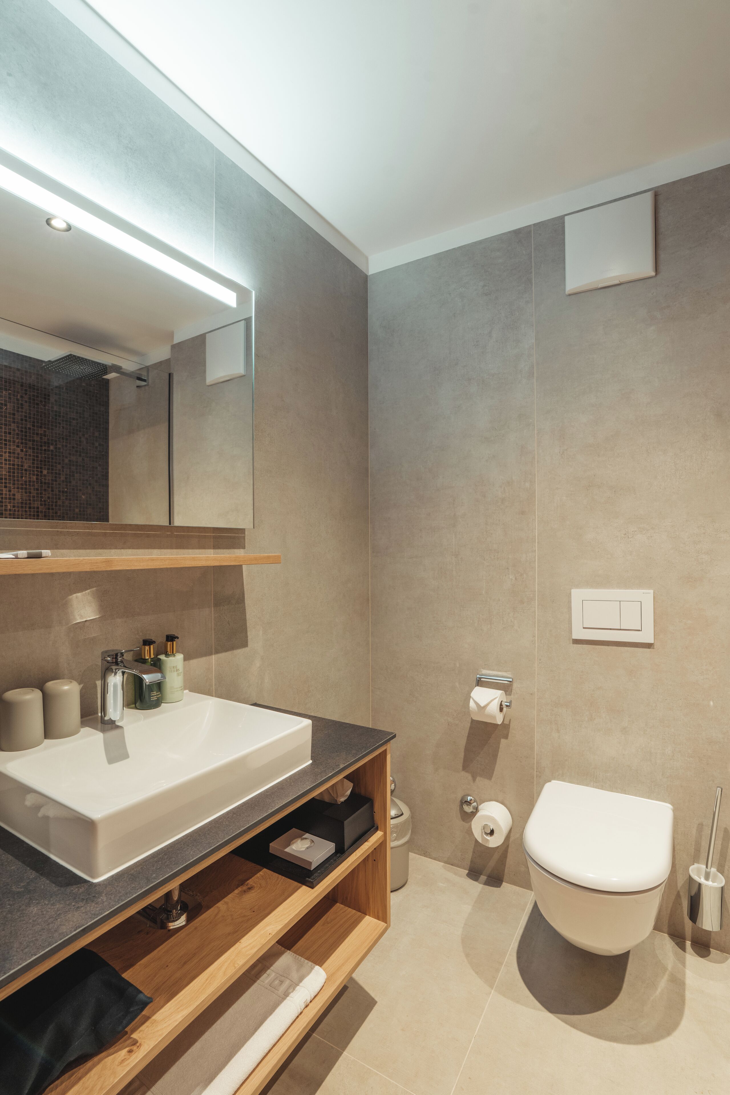 Dusche, kostenlose Toilettenartikel, Haartrockner, Bademäntel