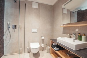 Single Room | Bathroom | Shower, free toiletries, hair dryer, bathrobes