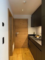 Studio, 2 Twin Beds | Private kitchen