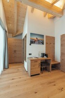 In-room safe, soundproofing, free WiFi, bed sheets