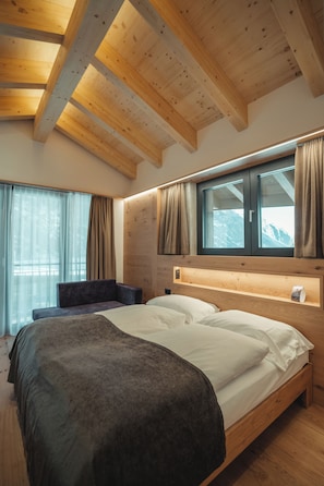 Habitación con 2 camas individuales | Caja de seguridad en la habitación, wifi gratis y ropa de cama