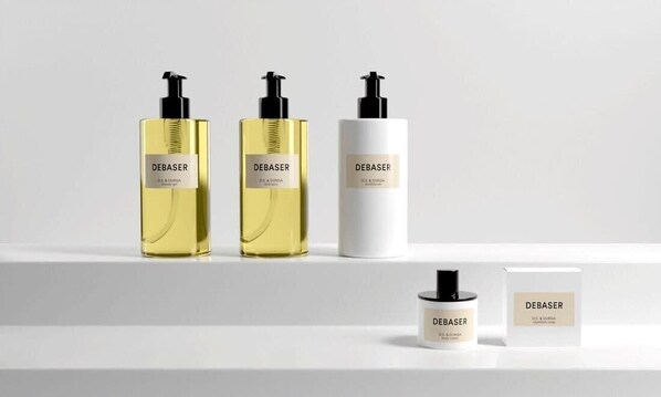 Trois produits de la marque Debaser sont présentés sur une étagère blanche.