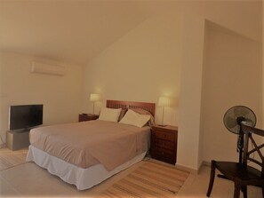3 habitaciones, escritorio, tabla de planchar con plancha y wifi 