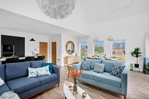 Smart TV, stereo - 5 The Vista, Willingcott Nr Woolacombe - Hot tub/ Pet friendly/ On-site pool / Ecohome (Woolacombe)