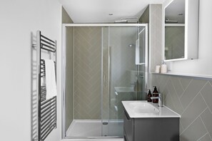 Shower, hair dryer, towels - 5 The Vista, Willingcott Nr Woolacombe - Hot tub/ Pet friendly/ On-site pool / Ecohome (Woolacombe)
