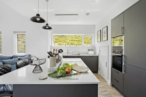 Fridge, microwave, oven, stovetop - 5 The Vista, Willingcott Nr Woolacombe - Hot tub/ Pet friendly/ On-site pool / Ecohome (Woolacombe)