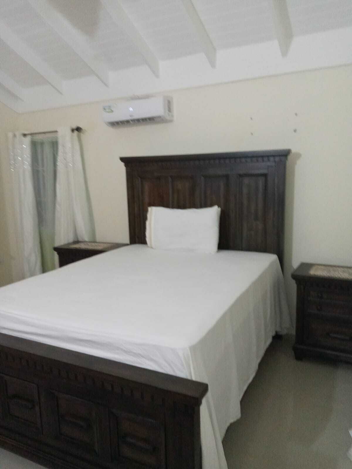 3 habitaciones, cortinas blackout y tabla de planchar con plancha 