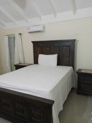 Villa – deluxe, 3 soverom, ikke-røyk | 3 soverom, blendingsgardiner, strykejern/-brett og wi-fi (inkludert)