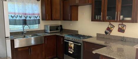 Grand réfrigérateur, grille-pain