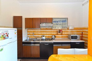 Frigorífico, microondas, placa de cocina y lavavajillas