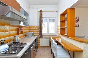 Frigorífico, microondas, placa de cocina y lavavajillas