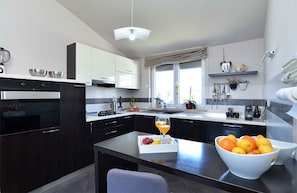 Køleskab, mikrobølgeovn, ovn, kogeplade