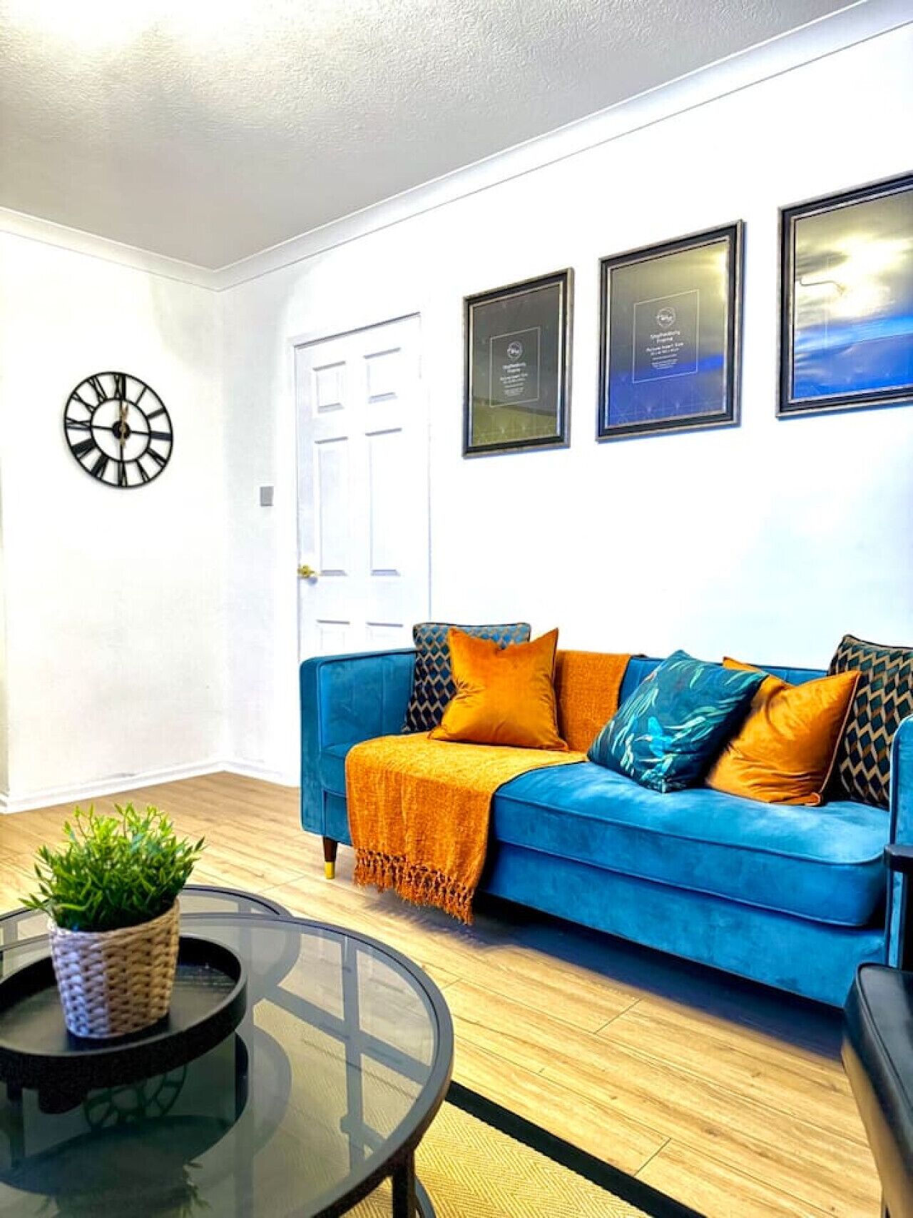 Een televisie en een open haard