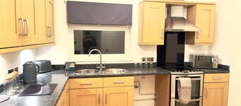 Highly Rated! 3 Bed Home Smart Tv Driveway