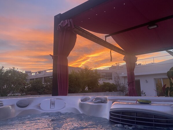 Outdoor spa tub - Superbe Appartement, Grande Terrasse, Jacuzzi et Vues (Marseille)