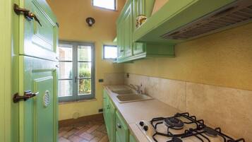 Kühlschrank, Mikrowelle, Herdplatte, Wasserkocher mit Kaffee-/Teezubehör