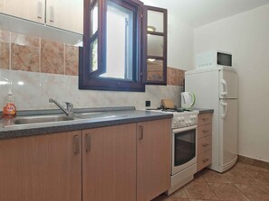Fridge, microwave, oven, stovetop - Holiday apartment with air conditioning (Premantura)