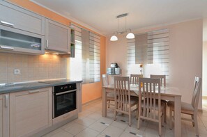 Réfrigérateur, four à micro-ondes, un four, surface de cuisson