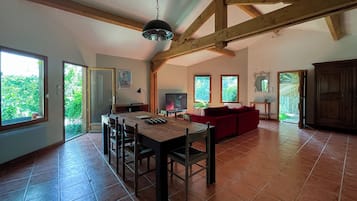 智能电视、桌上足球、乒乓球