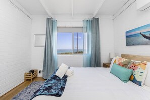 3 bedrooms, iron/ironing board, WiFi, bed sheets - Beachfront 3BR Home with Stunning Ocean Views (Quinns Rocks)