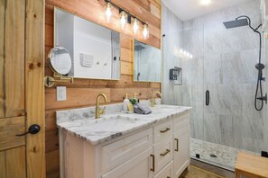 Shower, hair dryer, bidet, towels - 3BR, Loft, Hot Tub, Wifi, Dog Friendly, Games (McCaysville)