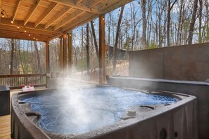 Outdoor spa tub - 3BR, Loft, Hot Tub, Wifi, Dog Friendly, Games (McCaysville)