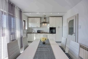 Fridge, microwave, oven, stovetop - Holiday apartment with air conditioning (Rovinj)