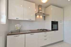 Kjøleskap, mikrobølgeovn, ovn og kokeplater