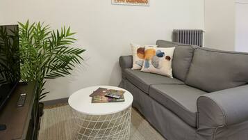 Comfort-Apartment | Wohnbereich | 45-Zoll-Smart-TV mit Satellitenempfang