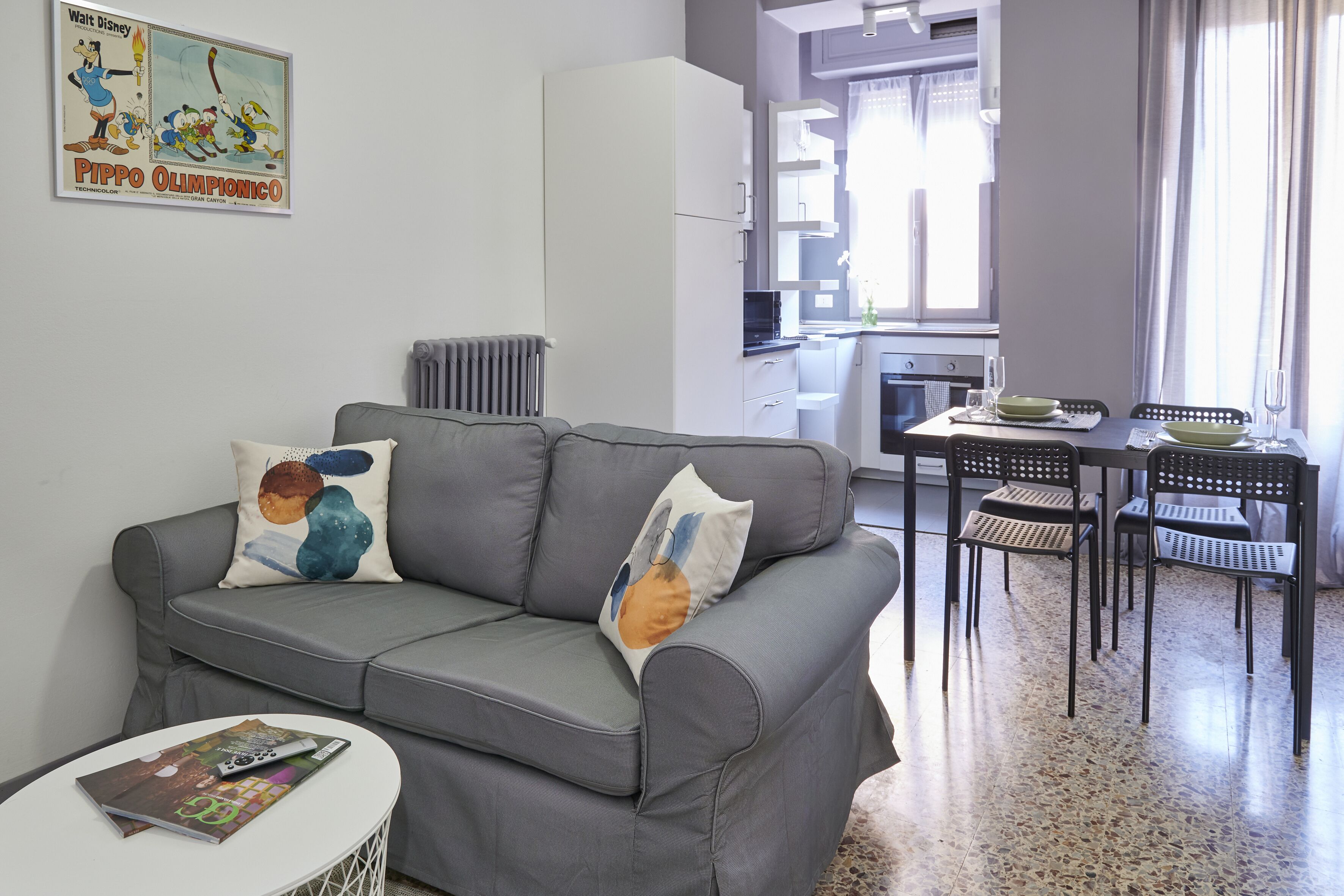 Appartamento Comfort | Area soggiorno | Smart TV 45 pollici con canali satellitari