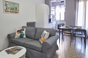 Comfort Apartment | Living area | 45-inch Smart TV with satellite channels - Moon Ribbon (Milan)