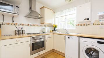 Microwave, dishwasher, kitchen islands