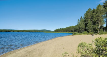 Gemütliches Holzhaus in der Wildnis von Lappland in Wunderschöne Lage am Wasser