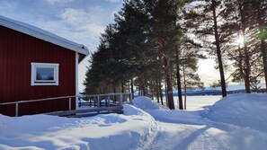 Property grounds - Gemütliches Holzhaus in der Wildnis von Lappland in Wunderschöne Lage am Wasser (Västerbottens län)