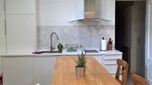 Micro-ondes, cafetière/bouilloire, distributeur de glaçons