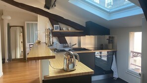 Fridge, oven, coffee/tea maker, electric kettle - Beautiful and calm central Paris apartment with WiFi (Paris)