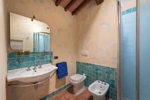 Doccia, bidet, asciugamani, sapone