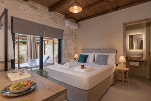 2 bedrooms, iron/ironing board, WiFi, bed sheets - Enjoy a glass of wine in the pool! (Manoliopoulo)