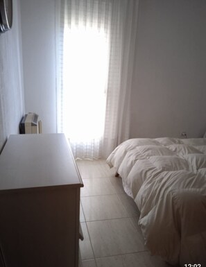 1 bedroom, bed sheets