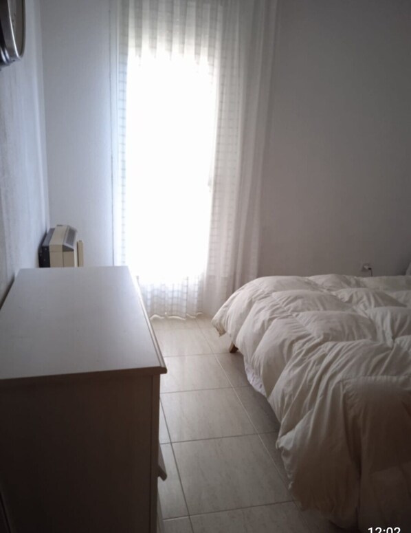 1 bedroom, bed sheets