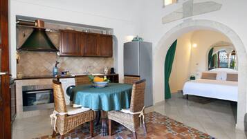 Appartamento, terrazzo, vista città | Cucina privata | Frigorifero con congelatore, forno, piano cottura, bollitore elettrico